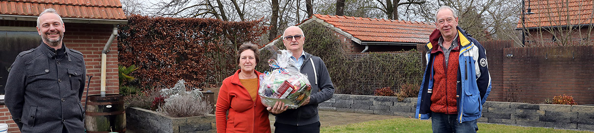 De prijswinnaars van de puzzel met hun net verworven prijzen.